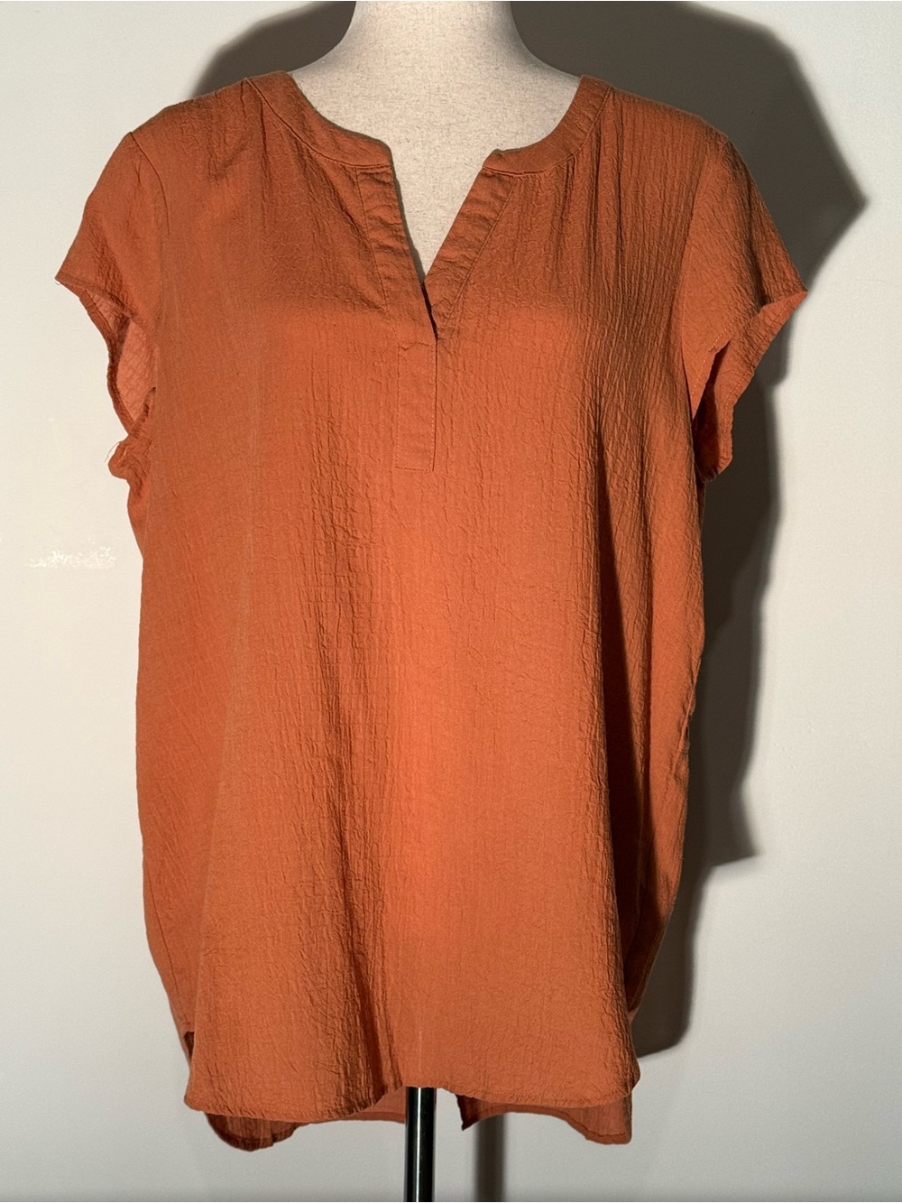 🌻Jane and Delancey Textured Split-Neck Short Sleeve Tunic Blouse in Rust Orange